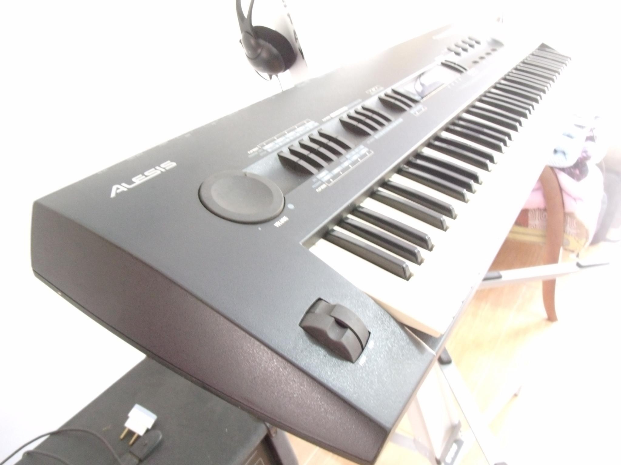 Teclado Alesis Quadrasynth Plus Piano 6 Oitavas